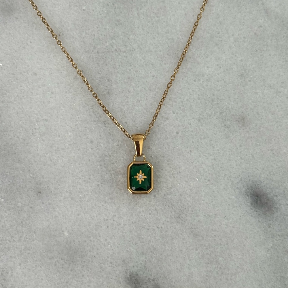 Gold Green Pendant Star Burst Necklace
Brand New - Picture 2 of 7